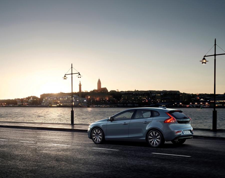 Volvo V40 T4 Momentum 2016 года  (WW) (фото 5 из 18)
